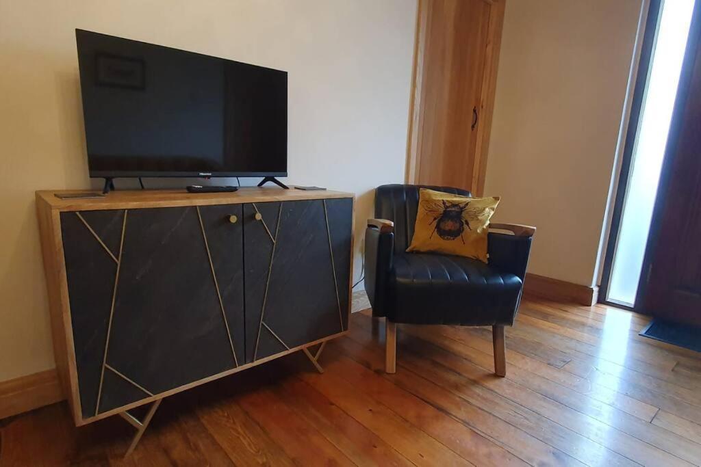 Ty Taf 2 Bed Cottage With Deck & Easy Transport Links Cardiff Exteriér fotografie