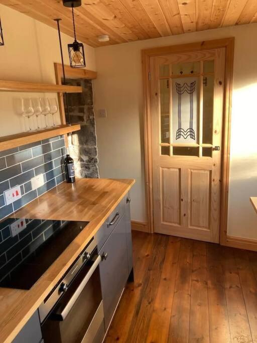 Ty Taf 2 Bed Cottage With Deck & Easy Transport Links Cardiff Exteriér fotografie
