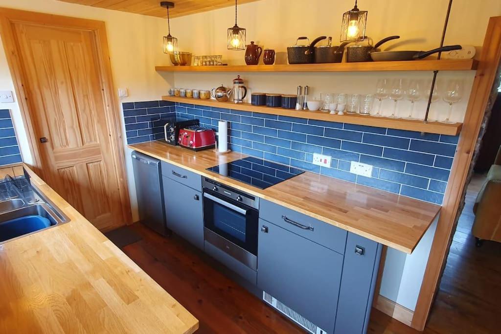 Ty Taf 2 Bed Cottage With Deck & Easy Transport Links Cardiff Exteriér fotografie