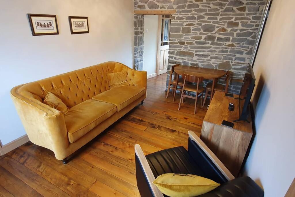 Ty Taf 2 Bed Cottage With Deck & Easy Transport Links Cardiff Exteriér fotografie
