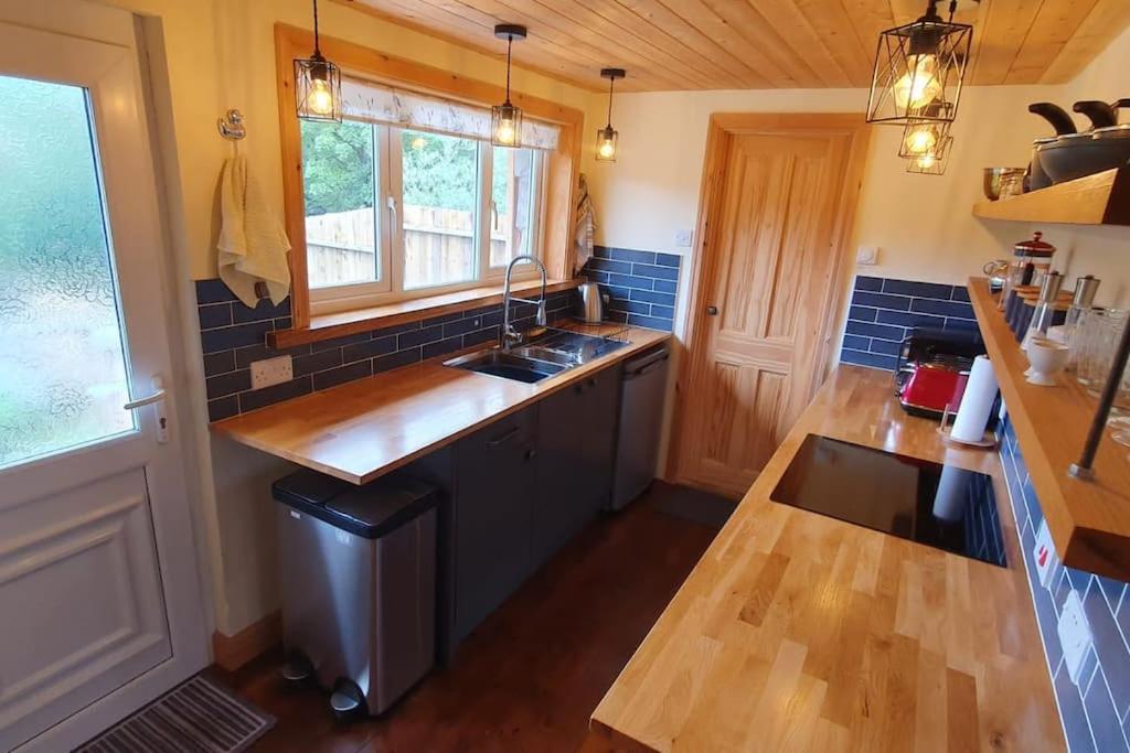 Ty Taf 2 Bed Cottage With Deck & Easy Transport Links Cardiff Exteriér fotografie