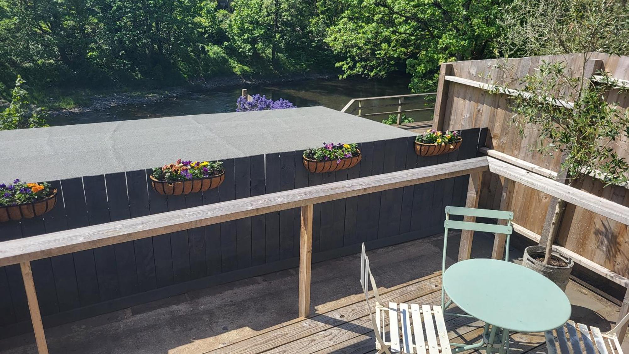 Ty Taf 2 Bed Cottage With Deck & Easy Transport Links Cardiff Exteriér fotografie