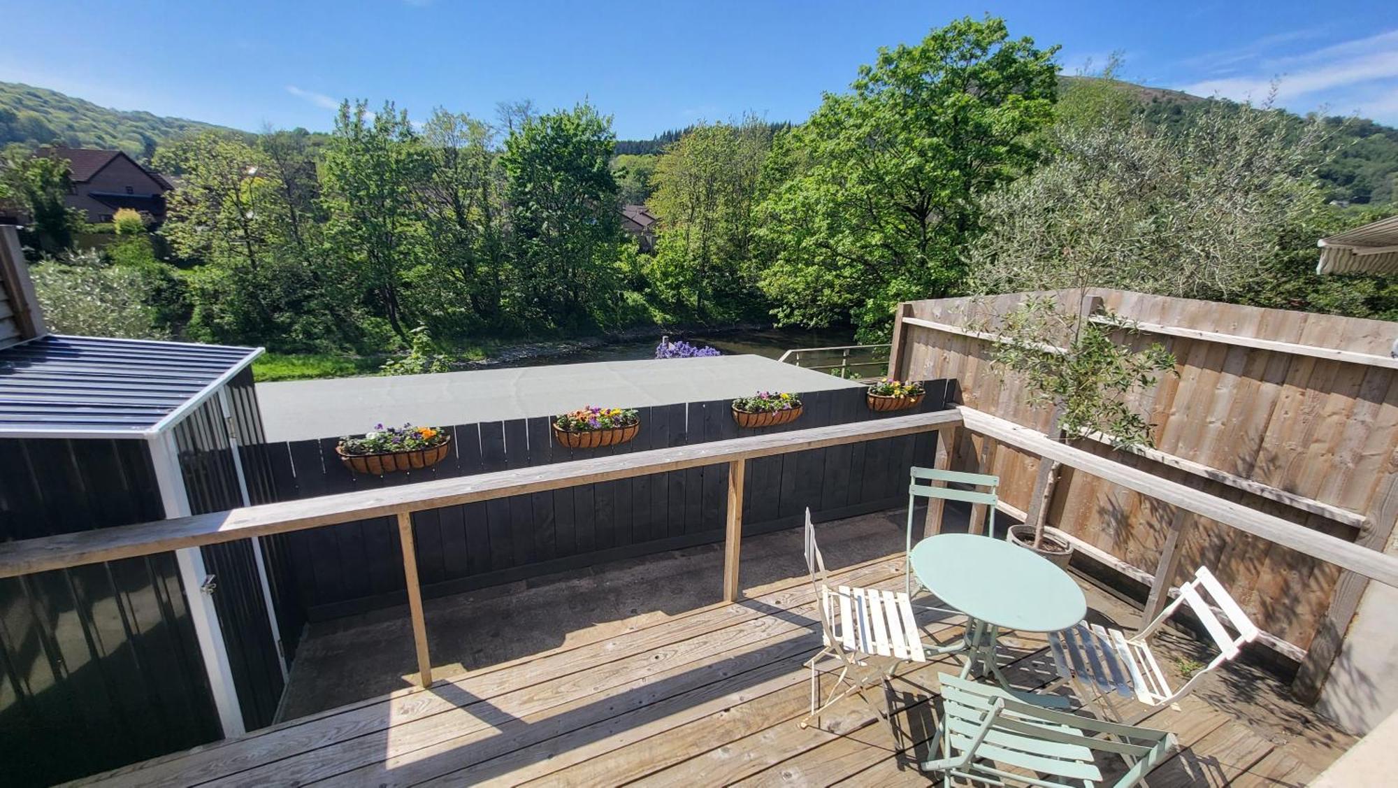 Ty Taf 2 Bed Cottage With Deck & Easy Transport Links Cardiff Exteriér fotografie